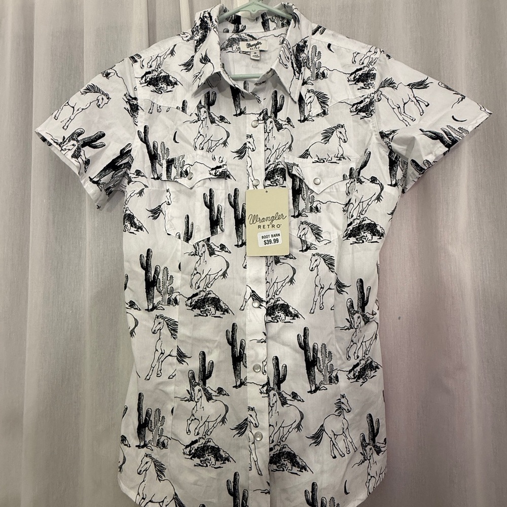 Women’s Wrangler Western Print Short Sleeve Shirt - Picture 2 of 9